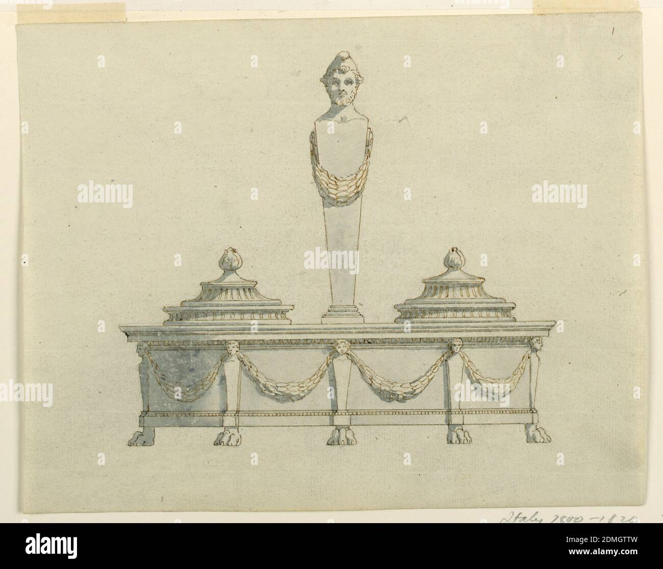 Design pour une encre Inkstand, stylo et sépia sur papier gris-bleu clair, rectangle horizontal. Conception d'un inkstand, une base ovoïde soutenue par les pieds de lion de l'hermae, dont cinq sont visibles. Il a la forme d'une entablature avec des festoons soutenus par l'hermae, dans la frise. La poignée est un hémae avec la tête d'un homme barbu avec une tête pointue, et une festion. À côté se trouvent deux couvercles moulés sous les branches croisées, en cercle. Au bord supérieur se trouvent les rouleaux d'un monogramme., Italie, ca. 1815, vaisselle, dessin Banque D'Images