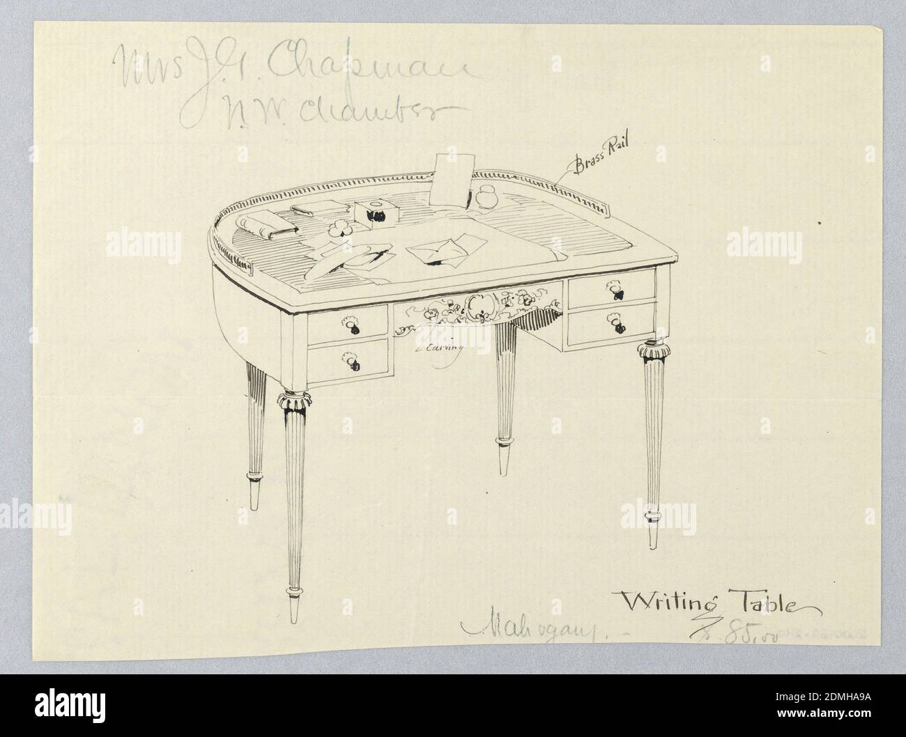 Conception pour table d'écriture semi-circulaire avec rail en laiton, A.N. Davenport Co., stylo et encre noire sur papier crème fin, plateau de table semi-circulaire avec main courante en laiton à l'arrière; soulevé sur 4 pieds en colonnes cannelés se terminant par des pieds en bande minces avec des butées de flûte; tiroir central sculpté dans des motifs floraux et flanqué de 4 tiroirs peu profonds avec poignées rondes; table au sommet: Puits d'encre, bac à sable, enveloppes, etc., 1900–05, mobilier, dessin Banque D'Images