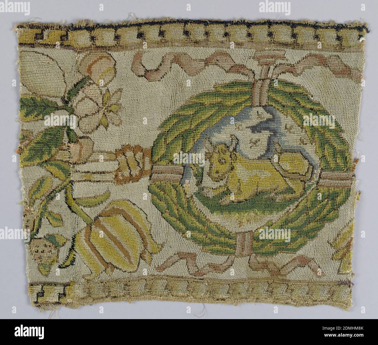 Textile, Moyen: Soie technique: Broderie à points comptés, fragment de bordure avec une vache dans une couronne en soie multicolore., France, XVIe ou XVIIe siècle, broderie et couture, textile Banque D'Images