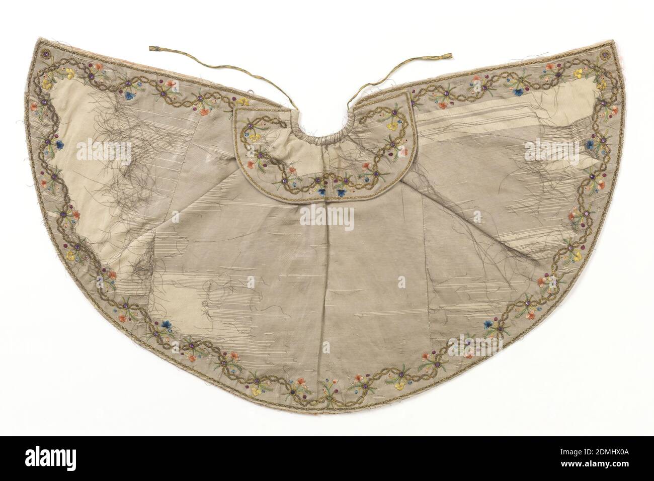 Cape pour une figurine ecclésiastique, moyenne: Soie, fils métalliques technique: Brodé; doublure en satin, petite cape pour une figure ecclésiale, le 'Bambino'. Tissu en métal argenté avec base de soie blanche. De petites vaporisations florales de soie polychrome se sont enroulées dans une chaîne sinueuse de paillettes d'or et d'améthystes d'imaiation. Tapissé de satin rose, France, 1750–99, costume et accessoires, cape pour une figurine ecclésiastique Banque D'Images