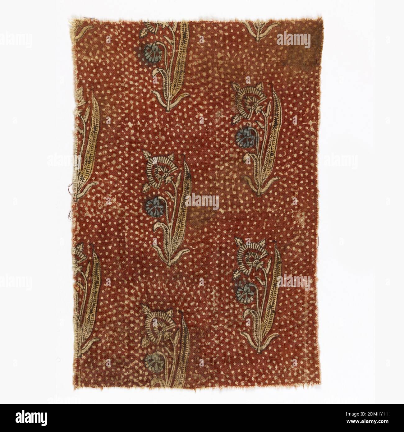 Fragment, Moyen : coton technique : tissage simple ; bloc imprimé à l'aide  de mordants et de teinture par immersion, plantes de type coquelicot  disposées en rangées décalées sur un fond rouge