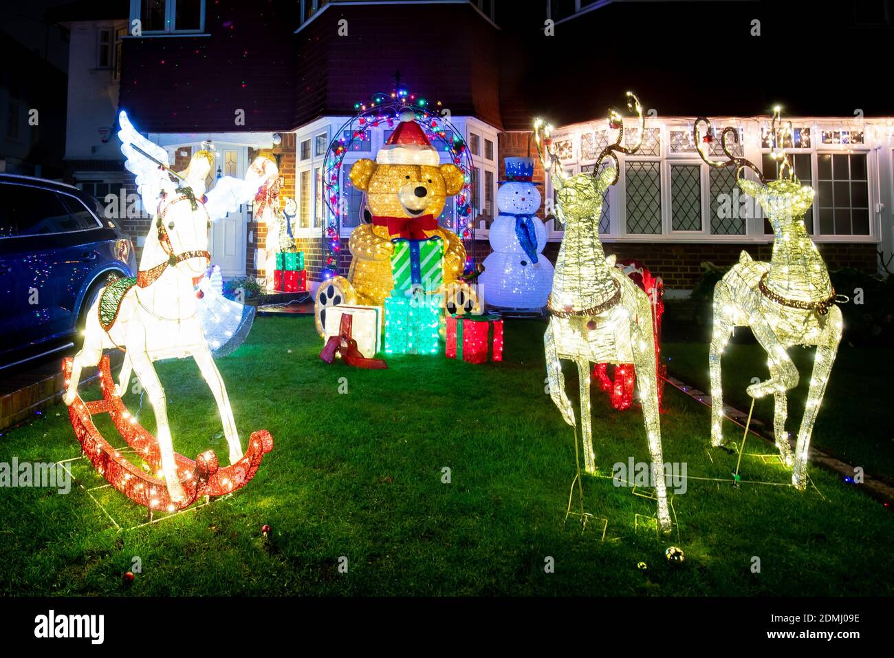 Les illuminations de Noël s'affichent sur les maisons de Lower Morden Lane, dans le sud de Londres, où les résidents demandent aux visiteurs de faire un don caritatif au profit de l'Hospice de Saint-Raphaël, une étape à la fois, et du maire de la Charity Trust de Merton. Banque D'Images