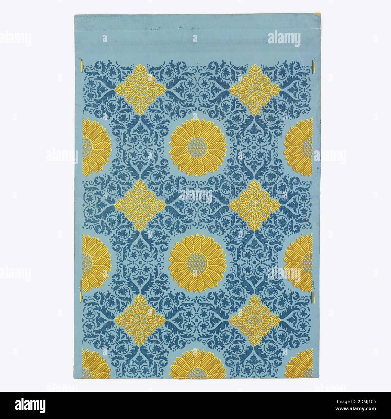 Flanc, bloc imprimé sur du papier fait à la main, rectangle vertical ; fin d'un rouleau composé de feuilles jointes. Fleurs et carrés, marron et jaune, en rangées alternées, avec le reste du fond couvert d'un feuillage arabesque. Les motifs imprimés simulent un tissage textile et sont imprimés légèrement en dehors du registre., France, 1810–20, revêtements muraux, flanc Banque D'Images