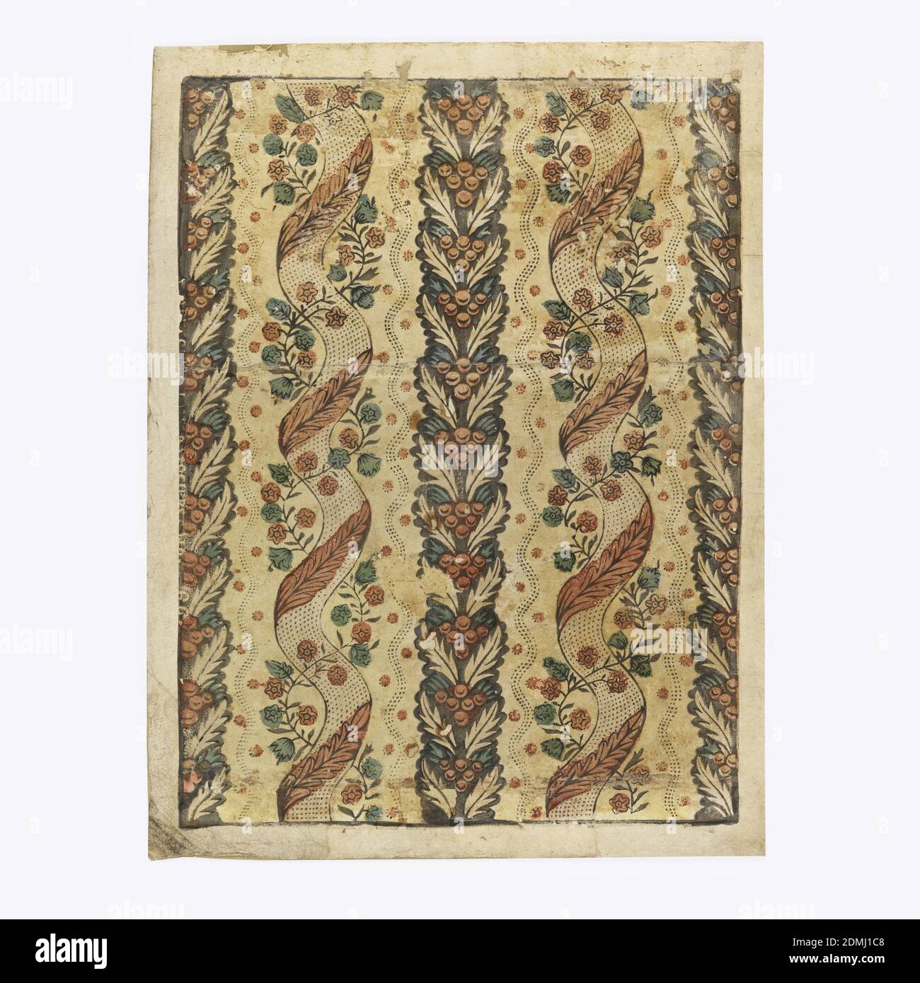 Papier Domino, papier imprimé en bloc et en acier, rectangle vertical. Champ jaune, avec ruban en serpentin entremêlé avec vigne florale, alternant avec bande noire composée de feuilles et de fruits ou de baies., France, ca. 1750, revêtements muraux, papier Domino Banque D'Images