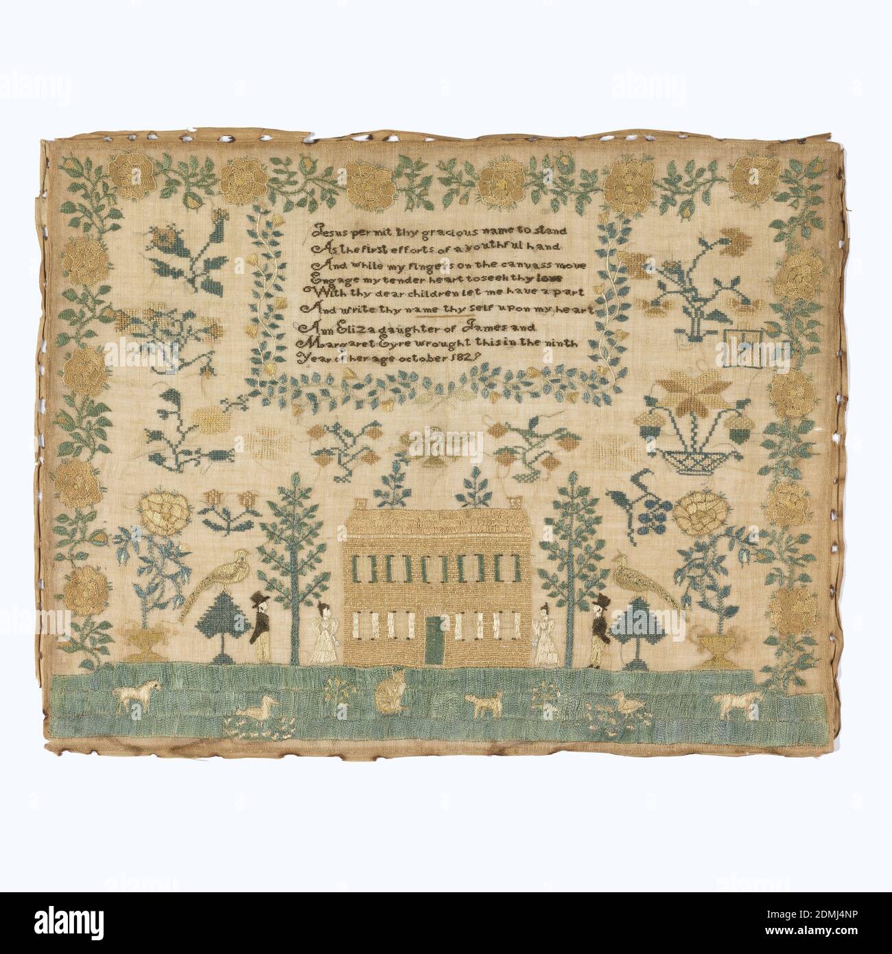 Sampler, Ann Eliza Eyre, (américaine), Moyen: Broderie de soie sur la fondation de lin technique: Brodés en points de croix, de tige et de satin sur la fondation de tissage simple, figures mâles et femelles, arbres, oiseaux, et urnes de fleurs sont disposés symétriquement de chaque côté d'une grande maison, avec herbe et animaux domestiques devant. Une bordure rose jaune profond entoure l'échantillonneur sur trois côtés. Dans la moitié supérieure, une boîte encadrée par une plus petite bordure florale de vigne contient un verset et une inscription., le verset se lit:, Jésus permet à votre nom gracieux de se tenir, comme les premiers efforts d'une main jeune Banque D'Images