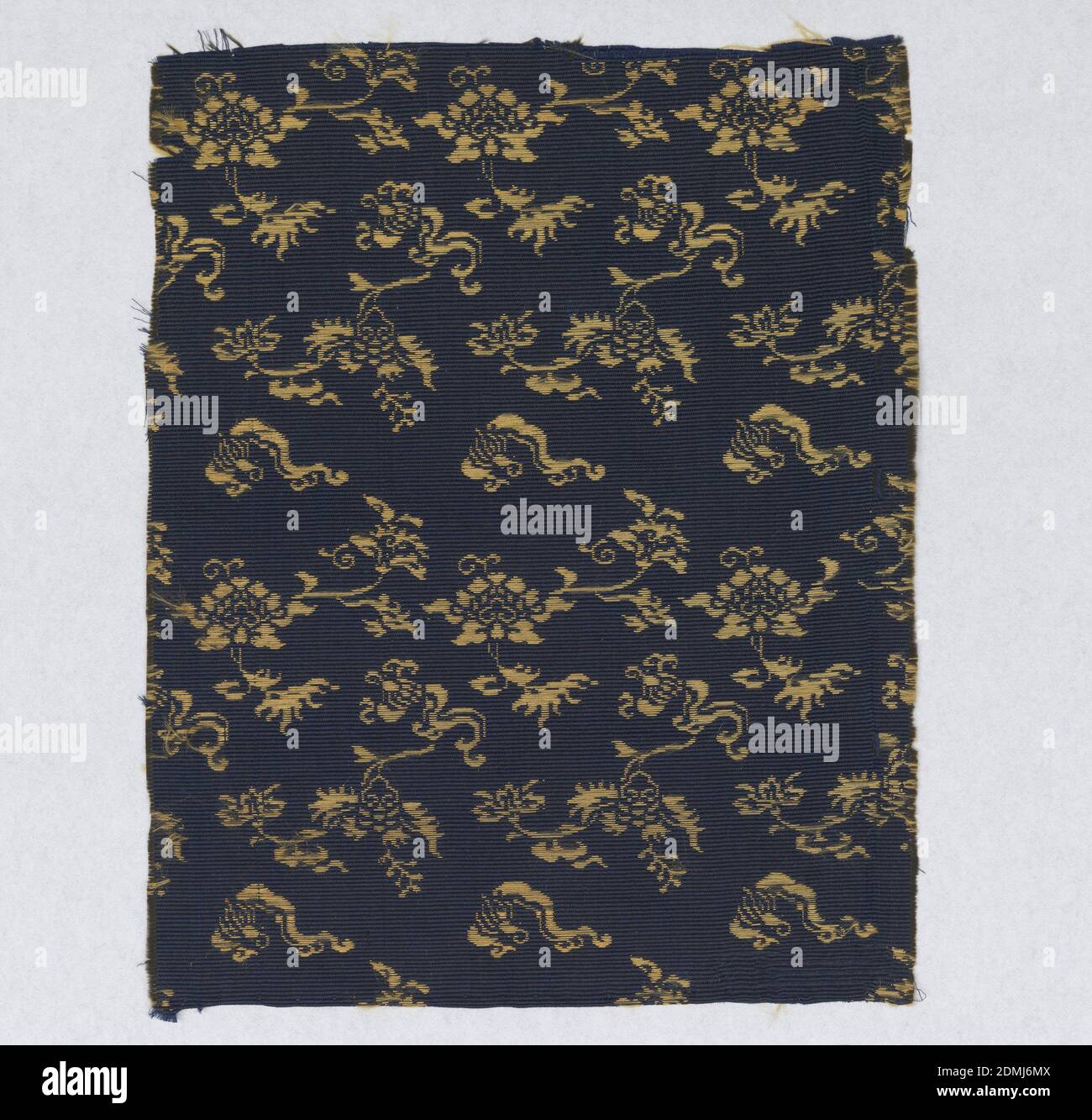 Textile, Moyen: Soie technique: Tissage composé Uni, conception de formes de fleurs conventionnelles en supplémentaire de soie de couleur or sur bleu marine, nervuré, tissu Uni de terre. Côtes formées par des charrues en soie noire groupées recouvertes de voiles bleu marine., Japon, 19e siècle, textiles tissés, textile Banque D'Images