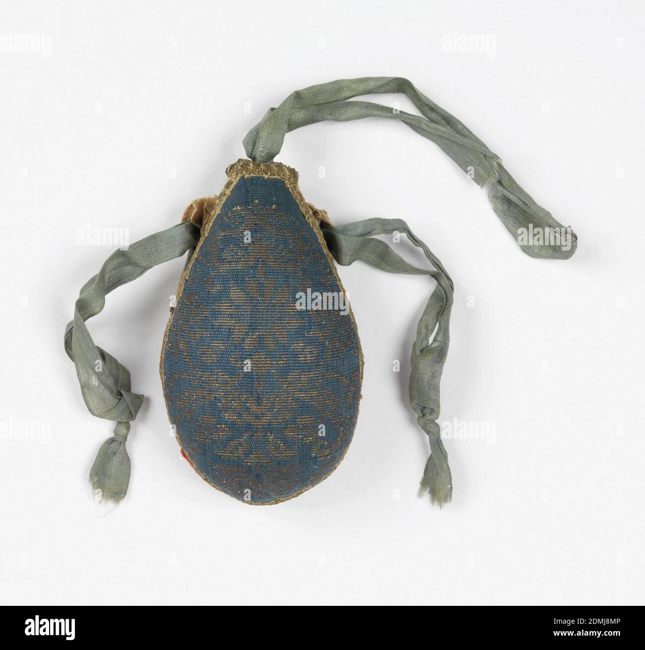 Boîte à couture, moyenne: Soie, métal, laine technique: Tissée, petite, boîte en forme d'oeuf, plate d'un côté avec un dessus de soie bleue et fil métallique dans un petit motif floral stylisé. Le dos est face à un fragment de soie à motifs. Attaché à ceci un petit taffetas rose pâle avec une fermeture par cordon. Le coffret contient trois morceaux de laine rouge vif, probablement pour les aiguilles., France, début du XVIIe siècle, costume et accessoires, boîte à couture Banque D'Images