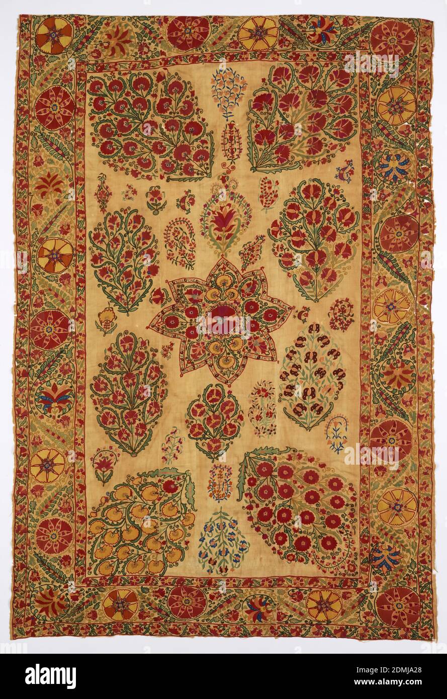 Suspension, moyenne: Broderie de soie sur la fondation en coton technique: Brodé, grand panneau brodé avec un champ rempli de formes florales de boteh et une bordure profonde avec des têtes de fleur ouvertes et des vignes et des feuilles en courbure. Le champ a une étoile à huit pointes au centre, entourée de botehs composés de grappes d'œillets, d'iris, de roses et de lys. Des bandes de coton tissé blanc cassé à la main sont ornées ensemble et fortement brodées en silks bleu, vert, jaune, rouge, violet et taupe. Bokhara, XVIIIe siècle, broderie et couture, suspension Banque D'Images