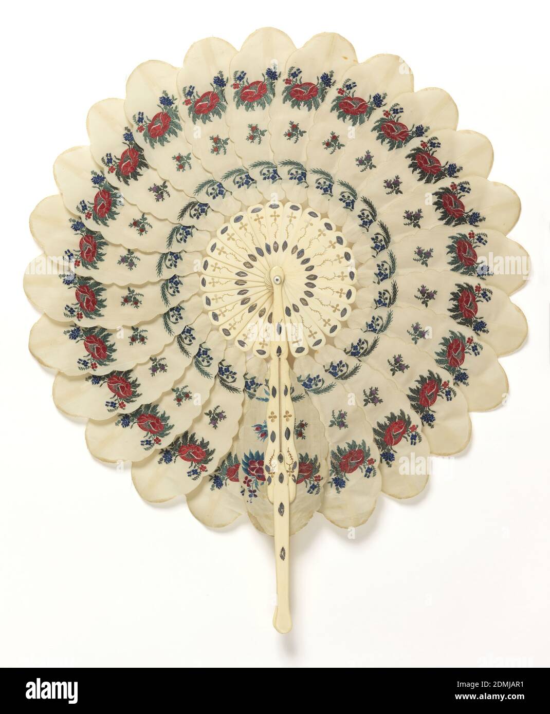 Éventail de blattes, feuilles de soie brocardée, manche et bâtons d'os percés, rivet métallique avec rondelle nacre, éventail de blattes avec manche d'os percé et bâtonnets minces supportant vingt-quatre ovales de soie, chacun avec seize coquilles Saint-Jacques, tous les bords roulés et fouettés. Chaque feuille est décorée en trois points avec des fleurs de soie de couleur brocardée, et attachée aux gardes par un bâton mince sur le dos. Les deux ovales d'extrémité adhèrent aux protections dont les parties glissent dans la rainure, formant la poignée. Les extrémités intérieures des bâtons pivotent sur un rivet métallique avec une rondelle mère de-[earl., éventuellement USA, éventuellement France, ca. 1850, costume Banque D'Images