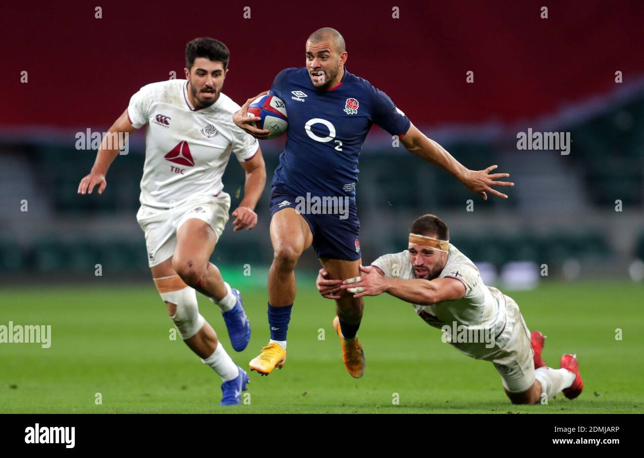 Voici la sélection de photos de l’année par l’agence de presse de l’AP. L'aile d'Angleterre Jonathan Joseph s'éloigne de la défense de la Géorgie lors du match de la coupe des Nations d'automne à Twickenham. Un tour de passe-passe de Jamie George a aidé les hôtes d’Eddie Jones à gagner en novembre 40-0. L'Angleterre, couronnée champions des six nations à la fin du mois d'octobre, a continué à se délonner en remportant le tournoi inaugural, qui a été organisé pour combler le vide laissé par l'annulation des internationaux d'automne traditionnels contre des équipes de l'hémisphère sud. Banque D'Images