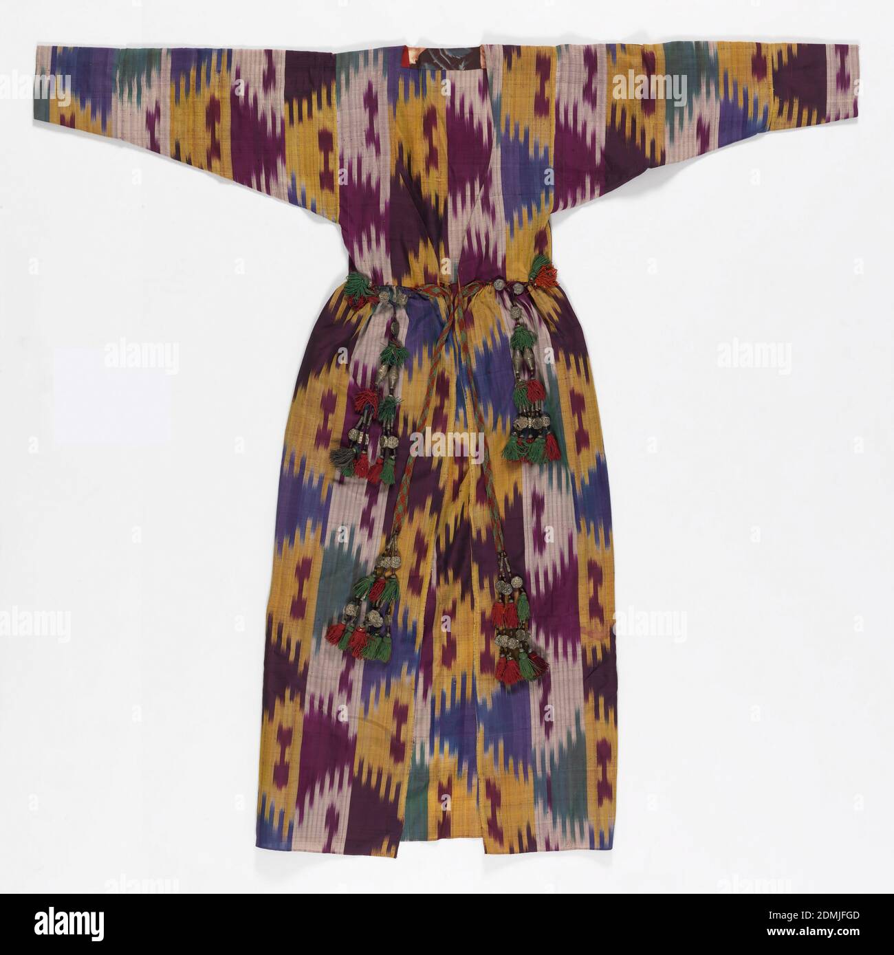 Robe de femme (munisak), Moyen : technique de soie : tissage simple avec  tissu attaché résistant à la répétition dans la chaîne (ikat) étiquette :  Soie Warp ikat, manteau de femme avec