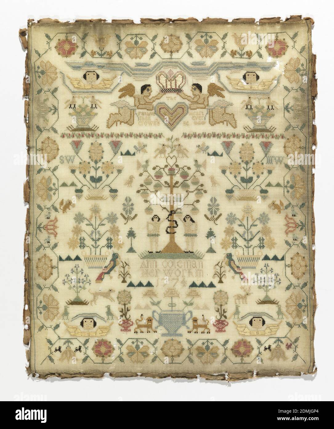 Sampler, Ann Coleman, Anglais, Moyen: Broderie de soie sur la fondation de laine technique: Brodés en croix, satin, oeillet, tente, et demi-points de croix sur la fondation de tissage simple, à l'intérieur d'une bordure florale en courbure, deux anges tenant une couronne sur un coeur avec le texte "le coeur fidèle sera jamais couronné". Puis motifs floraux et animaux isolés, dont Adam et Eve., Angleterre, 1774, broderie et couture, Sampler Banque D'Images