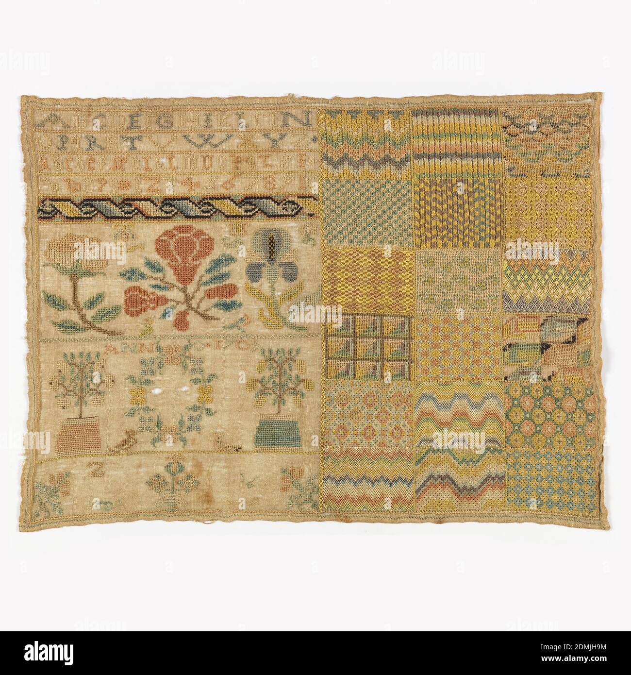 Sampler, Moyen: lin, soie, soie enveloppée de métal technique: Brodée en croix, rococo, demi-croix, oeillet, et points de satin sur une fondation à armure toile, à gauche, deux alphabets, chiffres, date, et motifs de fruits et de fleurs. À droite, 18 carrés de motif, Bohême, 1709, broderie et couture, Sampler Banque D'Images