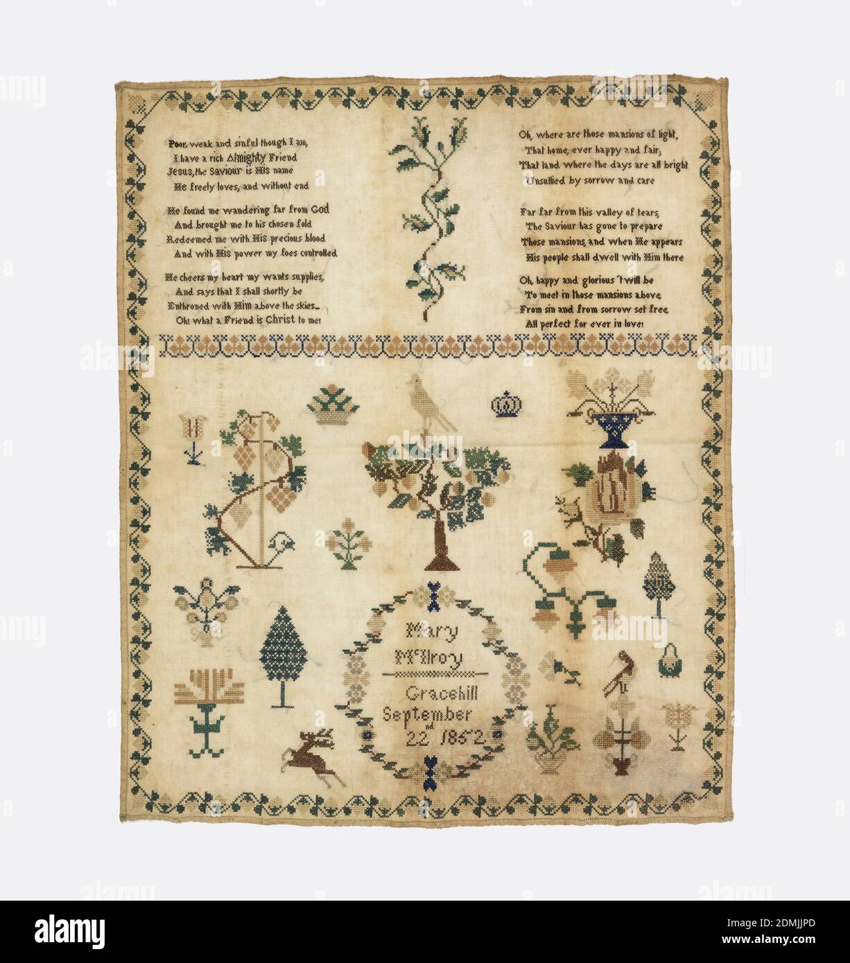 Sampler, Mary McIlroy, Moyen : broderie de soie sur une fondation en coton technique : brodée en points de croix (point de croix en boucle, mouvement vers l'arrière) sur une fondation à tissage simple, le tiers supérieur a un verset religieux; les deux tiers inférieurs des motifs à pois et l'inscription dans une couronne florale. Entouré d'une frontière florissante de vigne de tous les côtés., le verset se lit: Pauvre, faible et pécheur si je suis, j'ai un riche ami tout-puissant, Jésus le Sauveur est son nom, il aime librement, et sans fin, il m'a trouvé errant loin de Dieu, Et m'a apporté à son pli choisi, m'a racheté avec son précieux sang Banque D'Images