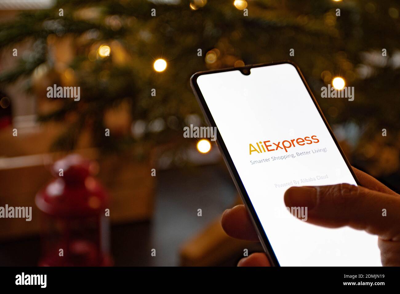 Application Alibaba sur le smartphone avec fond de Noël, achats en ligne, service de vente en ligne basé en Chine appartenant au Groupe Alibaba Banque D'Images