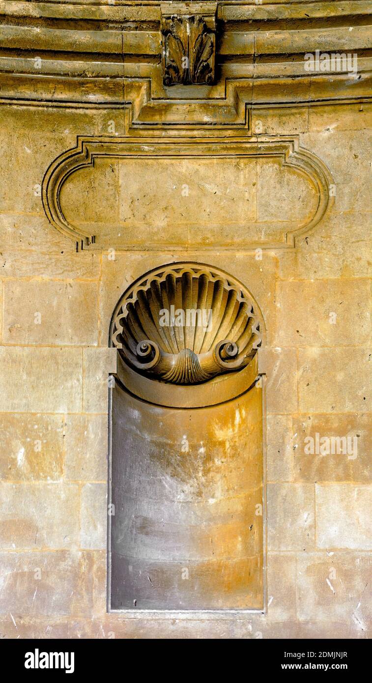 Belle façade en grès avec niche en alcôve décorée de sculptures en forme de coquille. Banque D'Images