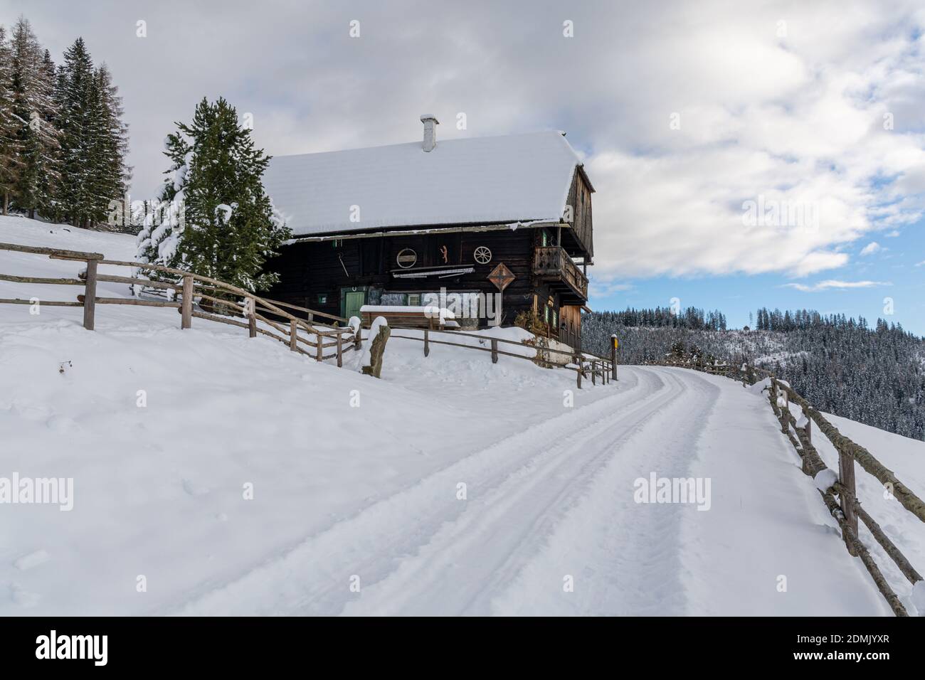 Kleinlobming, Autriche - 13 décembre 2020 : cabane Stoana dans la neige Banque D'Images