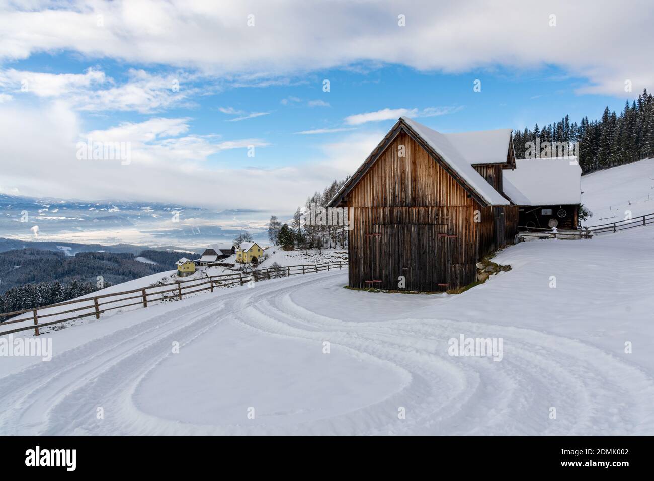 Kleinlobming, Autriche - 13 décembre 2020 : cabane Stoana en hiver Banque D'Images