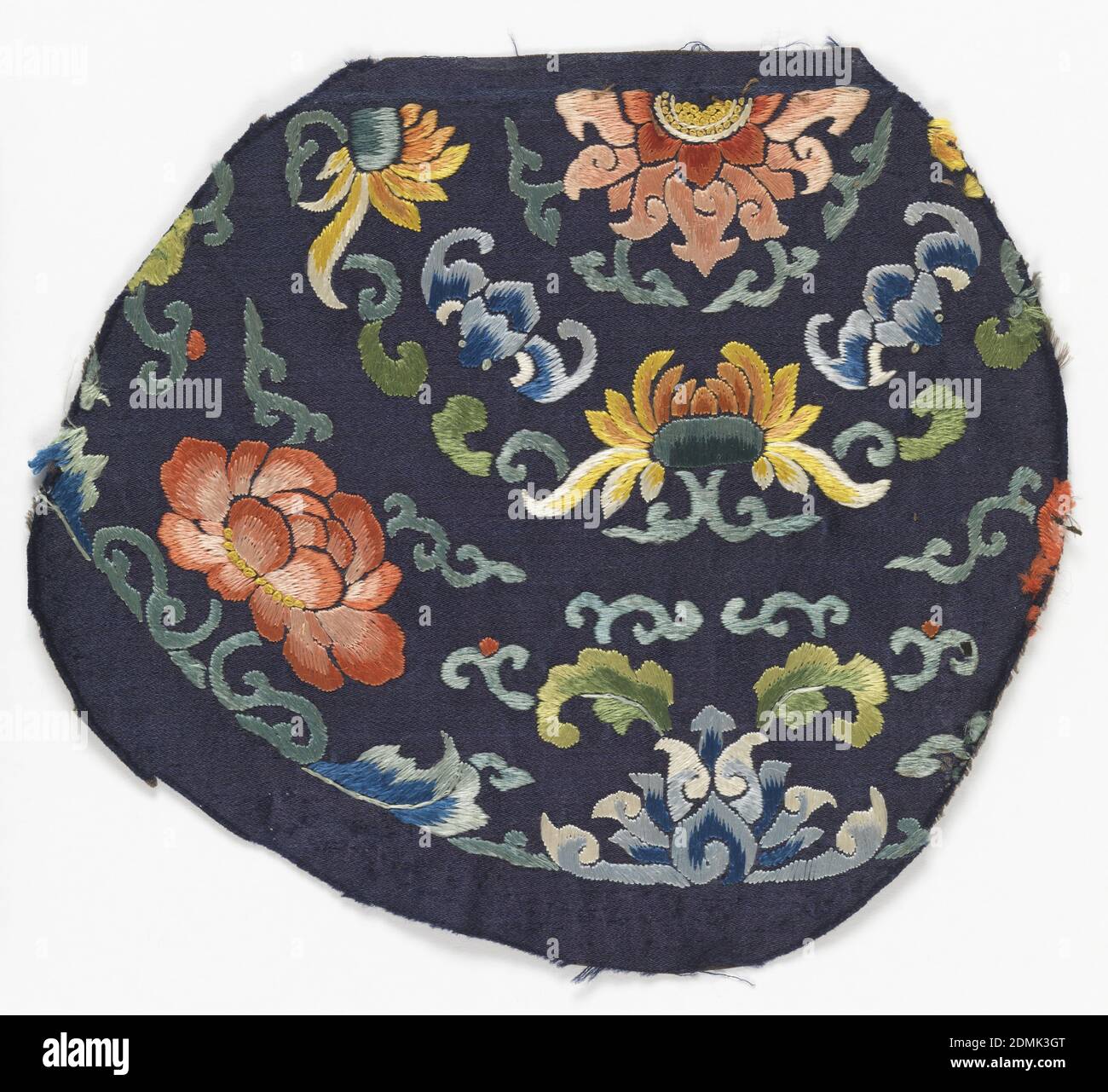 Fragment, broderie avec de la soie sur de la soie de satin., fragment à peu près circulaire de satin bleu foncé brodé avec de la soie polychrome dans le motif de nuage, feuilles, lotus, chauves-souris, etc. Avec fleur circulaire centrale. Motif incomplet coupé à partir de plus grandes pièces., Chine, 19e siècle, broderie et couture, fragment Banque D'Images