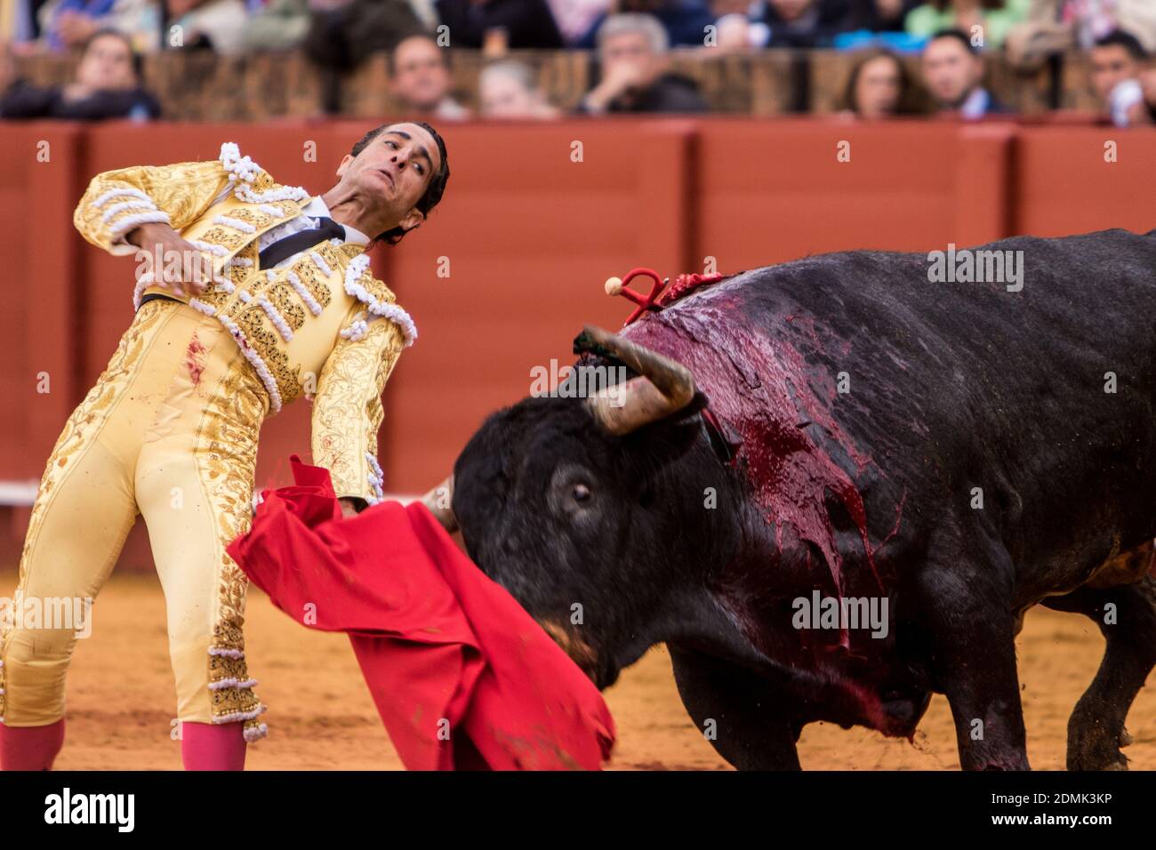 Le 26 avril 2015 à Séville, en Espagne, l'arènes Ivan Fandiño Diaz interprète la "suerte de espada" lors d'un combat de taureaux de la "Feria de Abril" célébrée au Real Maestranza de Sevilla Banque D'Images