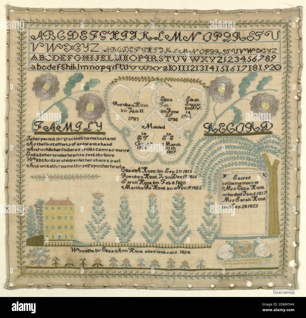 Sampler, Eliza Ann Hunt, américain, 1815 - 1845, Moyen: Broderie de soie, fondation de lin technique: Brodés en croix, satin, noeud, fente, et points de tige sur une fondation à tissage simple, UN échantillonneur carré travaillé en noir, marron, violet, vert, beige et rose sur un sol naturel. Dans la partie supérieure, quatre alphabets sont travaillés en noir. Au fond se trouvent une maison, des arbres et des fleurs, et une plaque de deuil sous un saule. Au centre, trois cœurs emboîtés indiquent que le père de la broderie avait eu deux femmes, qui étaient toutes deux mortes. Les coeurs sont flanqués de branches fleuries Banque D'Images