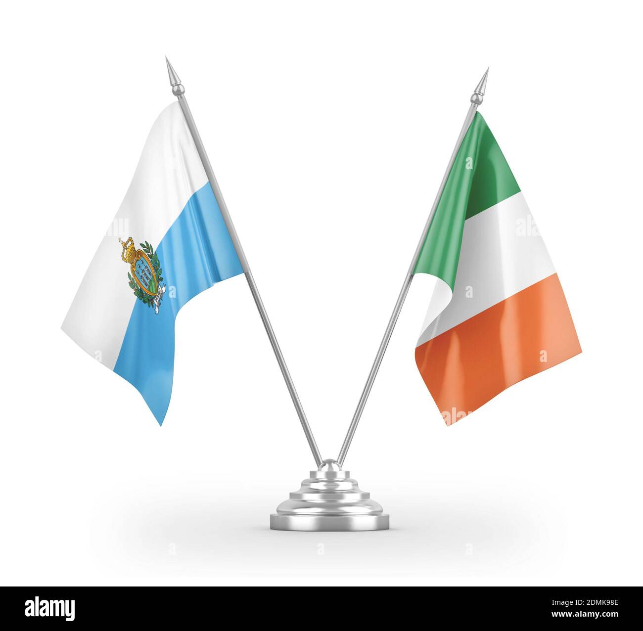 Drapeaux de table Irlande et Saint-Marin isolés sur 3D blanc rendu Banque D'Images