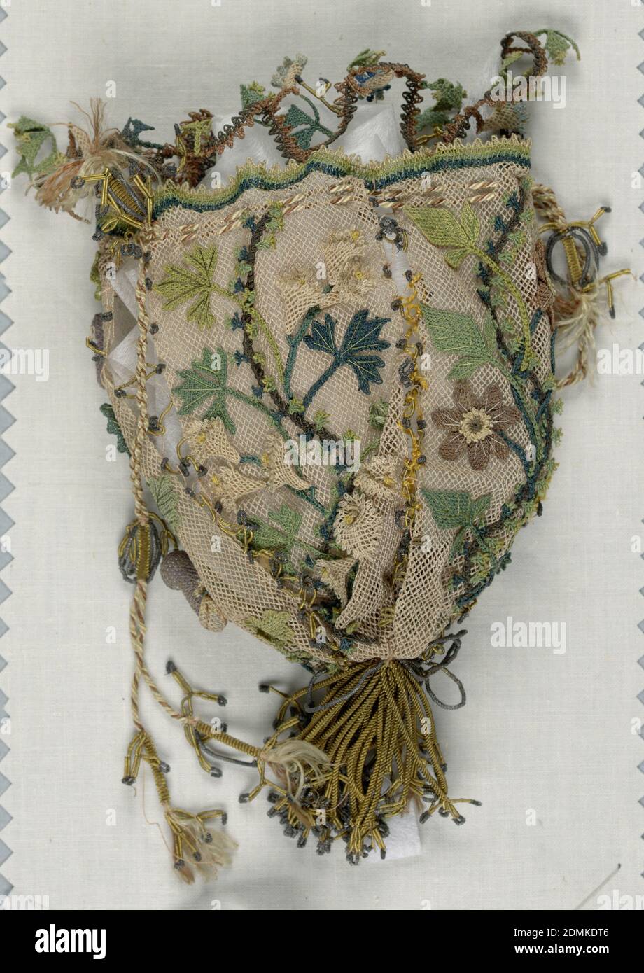 Porte-monnaie, Moyen: Soie, métal technique: Nouage d'aiguille (bebilla), petit sac de filet de soie crème avec la conception appliquée élaborée des fleurs et des feuilles en points de dentelle. Composé de quatre panneaux reliés par des points de suture en soie et en métal. Pampille d'or en bas, cordes à fermer avec des glands d'or., début du XIXe siècle, textiles noués, tricotés et crochetés, porte-monnaie Banque D'Images