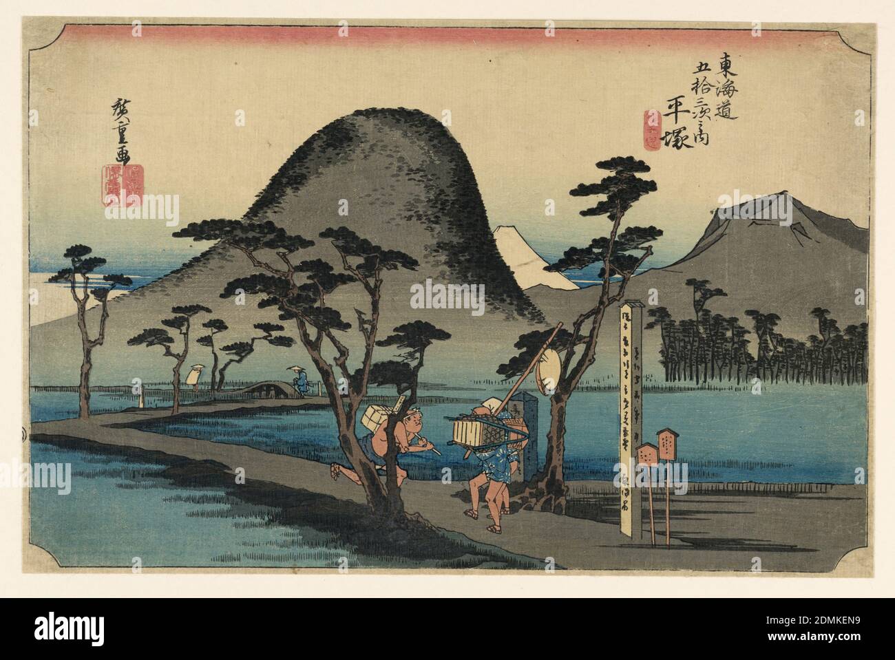 L'autoroute Nawate (Hiratsuka), dans les cinquante-trois stations de la route Tokaido (Tokaido Gojulan Tsugi-no Uchi), Ando Hiroshige, japonais, 1797–1858, impression de blocs de bois en encre de couleur sur papier, nous voyons ici la route Nawate mince et en zigzag. La route surélevée était au-dessus des marais et entourée de grands pins. Trois marchands, se dirigeant dans des directions opposées, sont sur le point de se heurter au premier plan. Deux autres voyageurs se trouvent au loin. En arrière-plan contient une montagne arrondie sur la gauche et une montagne dentelée sur la droite. Entre les deux styles différents est Mt. Fuji à travers Banque D'Images