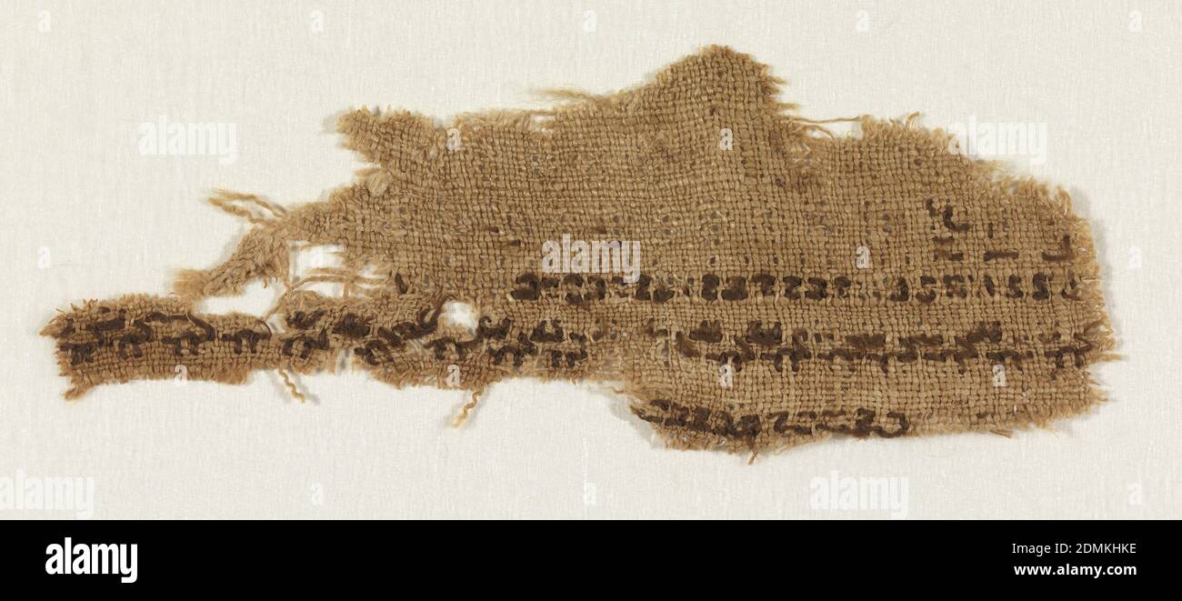 Fragment, Moyen: lin, laine technique: Broderie avec de la laine sur du lin à armure toile, quatre larges bandes qui contiennent une répétition de petites figures., XIIIe siècle, broderie et couture, fragment Banque D'Images