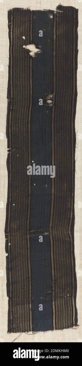 Fragment, Moyen: Soie technique: Tissage simple, fragment vertical avec une large bande centrale composée de fines bandes bleu marine et noir entourées de bordures de part et d'autre de fines bandes noires et marron clair., Maroc, 12ème-14ème siècle, textiles tissés, fragment Banque D'Images