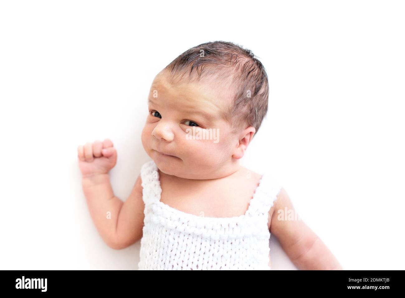 Nouveau-né émotions de bébé, fond blanc. Visage drôle d'un enfant, émotions. Banque D'Images