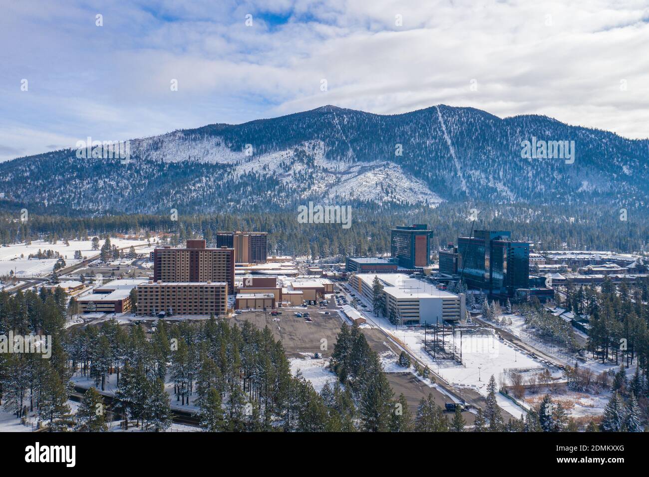 STATELINE, NEVADA, ÉTATS-UNIS - 15 décembre 2020 : la station de ski Heavenly Mountain et les casinos de Stateline, Nevada, remplissent les gratte-ciel du Nevada-Cali Banque D'Images