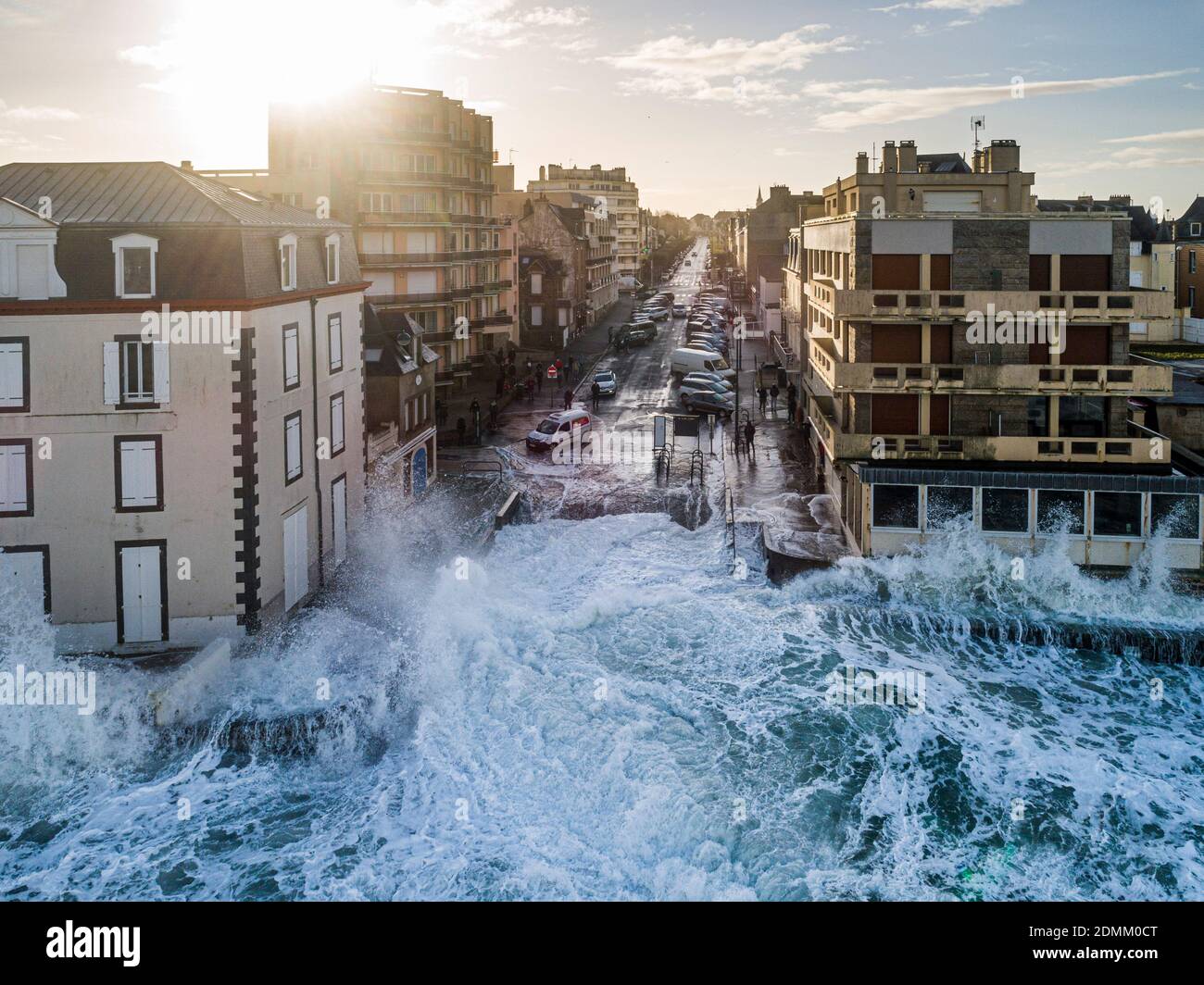 Saint-Malo (Bretagne, Nord-Ouest de la France), le 12 février 2020 : marée et tempête printanières Ciara en Bretagne. Vagues se brisant sur les quais le long du wate Banque D'Images