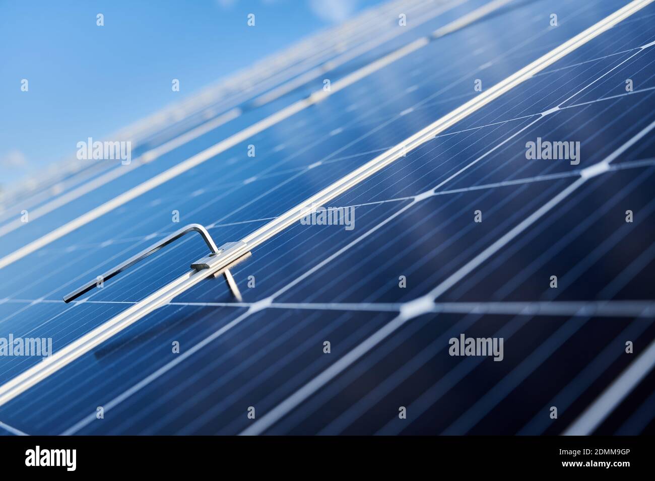 Gros plan du nouveau système de panneaux photovoltaïques solaires avec ciel bleu sur fond flou. Module solaire pour la production d'électricité par l'effet photovoltaïque. Concept d'énergie alternative. Banque D'Images