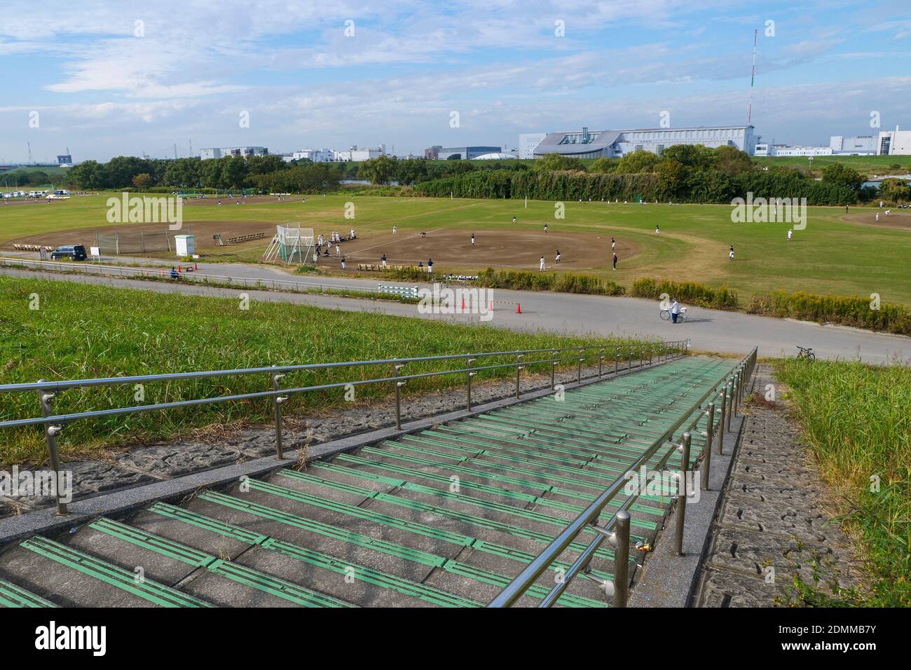 Une partie de baseball se joue dans un terrain à Arakawa, Todabashi, Tokyo Banque D'Images