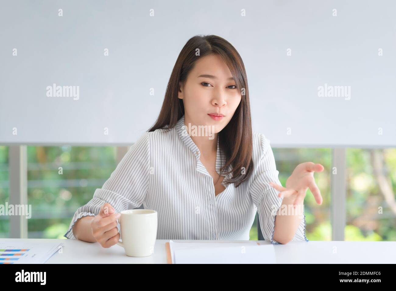 Les employés d'affaires apprécient et sont heureux de travailler au bureau de l'entreprise avec une attitude positive. Banque D'Images