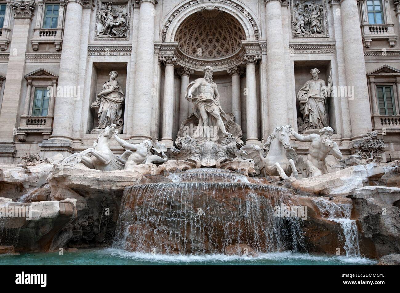 La fontaine de Trevi, connue dans le monde entier parce qu'elle présente de grands films, comme « la vie douce » de Federico Fellini et la célèbre scène d'Anita Ekberg Banque D'Images