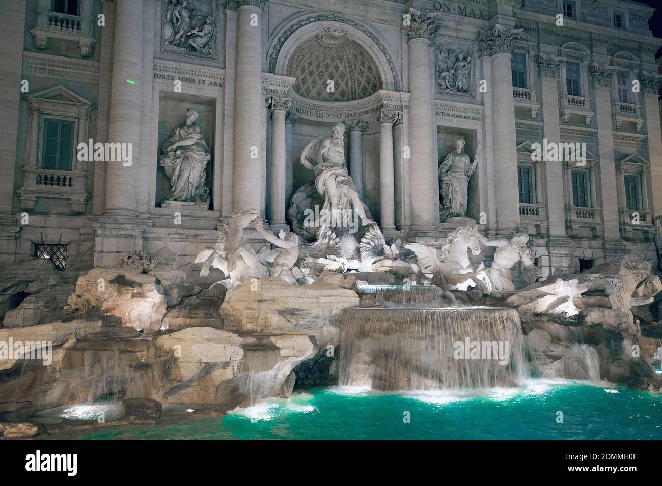 La fontaine de Trevi, connue dans le monde entier parce qu'elle présente de grands films, comme « la vie douce » de Federico Fellini et la célèbre scène d'Anita Ekberg Banque D'Images