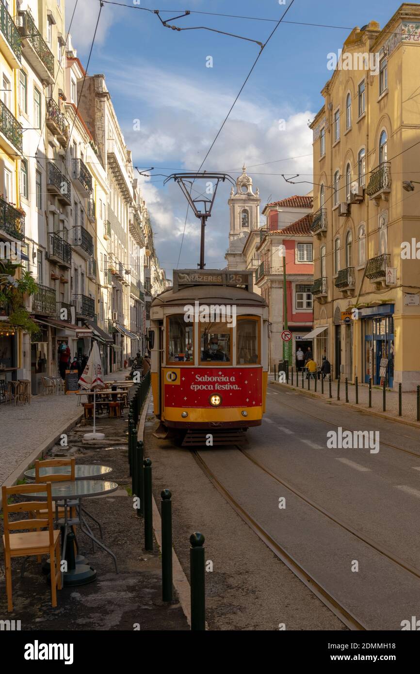 Lisbonne, Portugal - 15 décembre 2020 : vue sur le tramway historique numéro 25 dans le centre de Lisbonne Banque D'Images