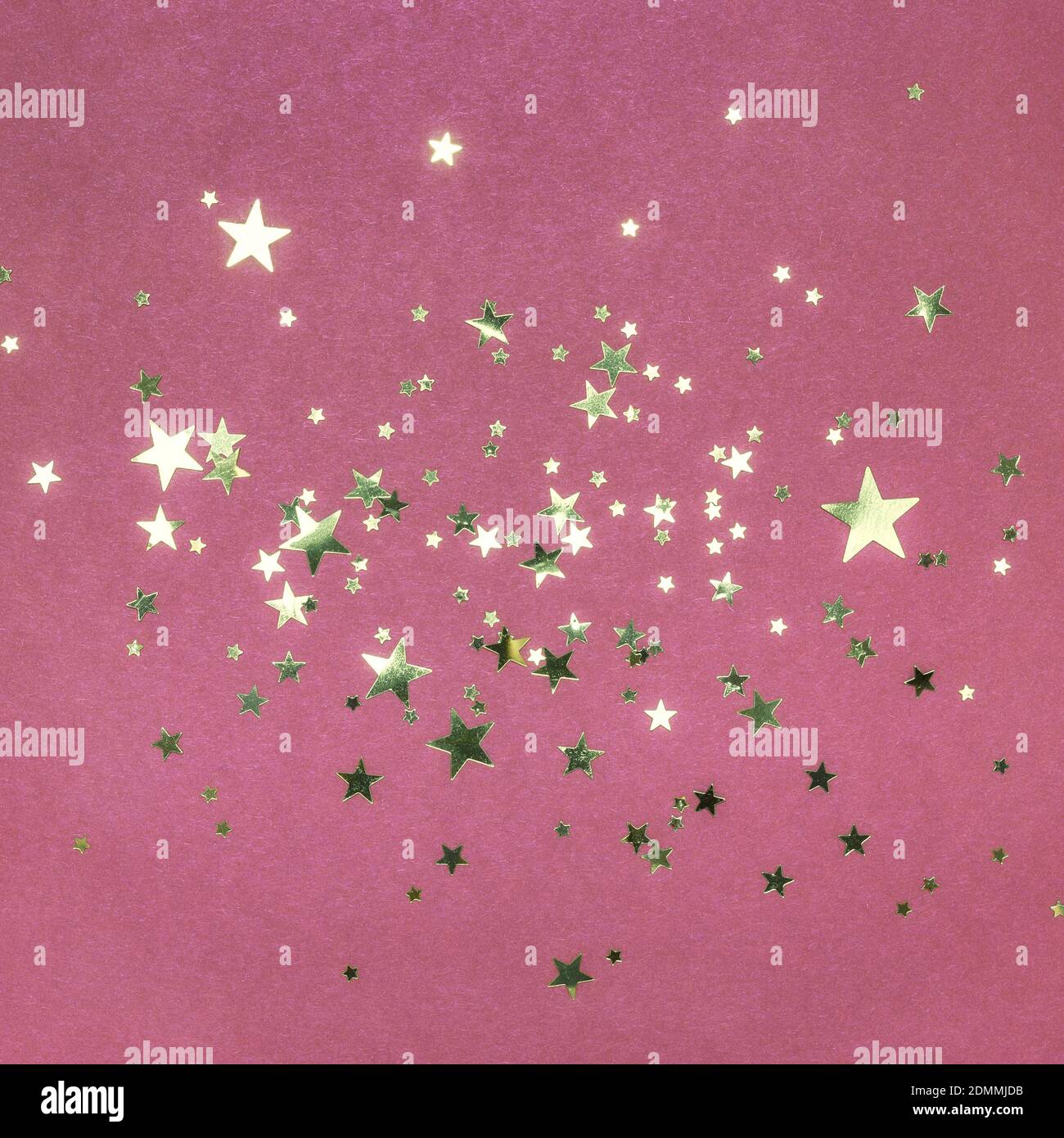 Fond festif. Des étoiles brillantes confetti sur fond rose. Noël, mariage, anniversaire. Bonne fête de la femme, Fête des mères, Saint-Valentin. Banque D'Images