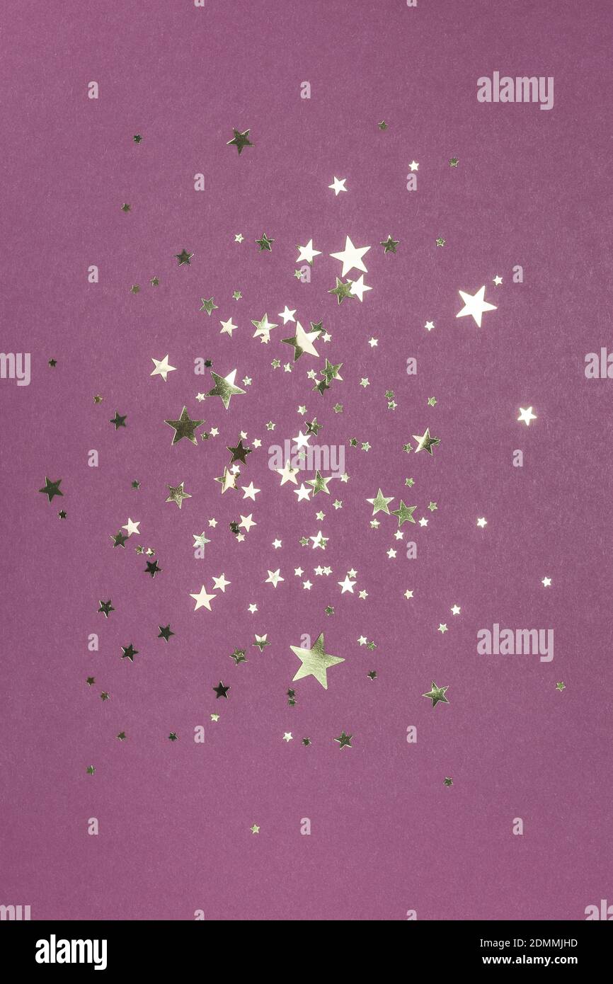 Fond festif. Des étoiles brillantes confetti sur fond violet. Noël, mariage, anniversaire. Bonne fête de la femme, Fête des mères, Saint-Valentin. Banque D'Images