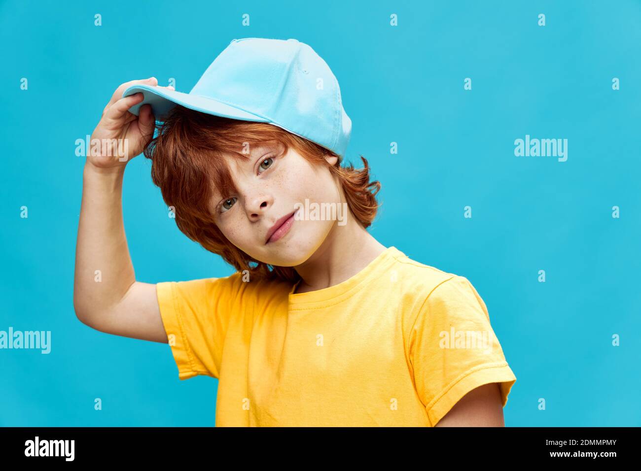 Garçon à cheveux rouges vêtements tendance bleu casquette jaune t-shirt  court vue gros plan Photo Stock - Alamy