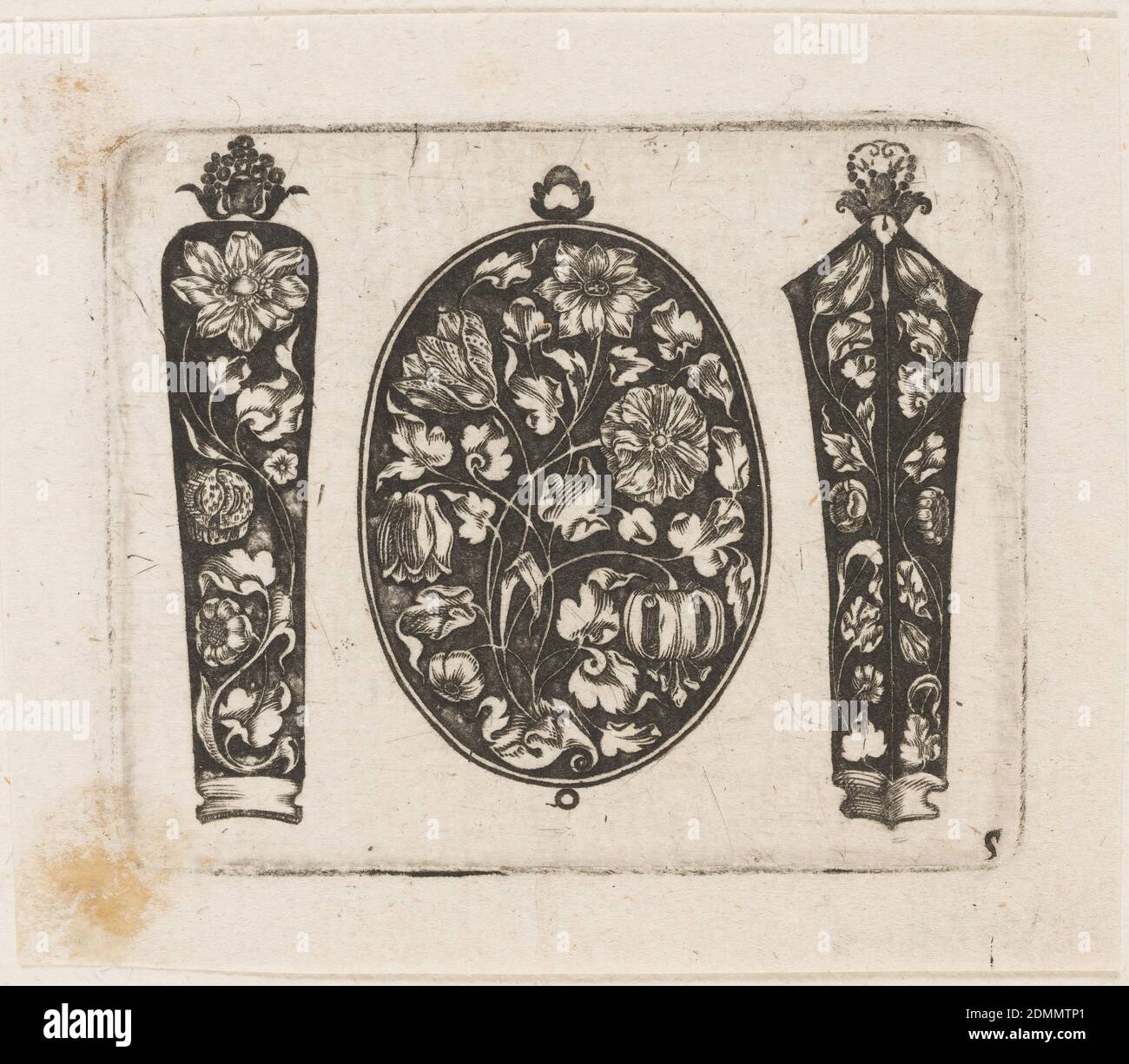 Filet oblong flanqué de deux Needle cases (?)," plaque 5 de 'Goldsmith ornement Designs', Heinrich Raab, allemand, Nuremberg active 1640 – 1650, Paul Furst, allemand, ca. 1605 – 1666, gravure sur papier blanc cassé, trois motifs blancs séparés sur noir pour un congé ovale ou une suspension flanquée de ce que l'on croit être des porte-aiguilles. La suspension est ornée d'une pulvérisation asymétrique de tulipes et de feuilles soutenues par des tiges en balancement. Le corps de l'aiguille à gauche est également orné d'une tige courbé se terminant par une grande fleur. Une couronne de fleurs est au sommet de la vitrine. Banque D'Images