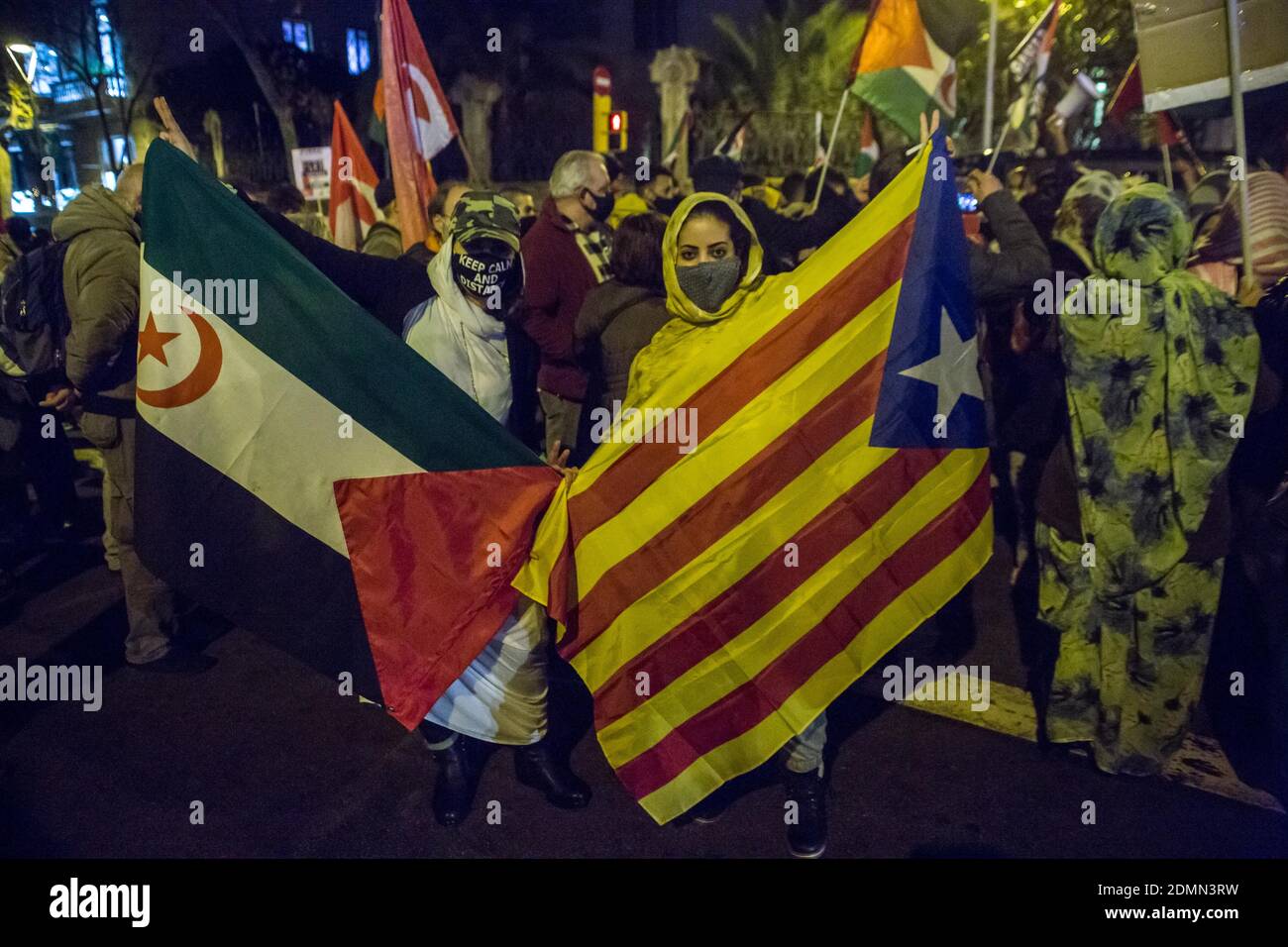 Barcelone, Catalogne, Espagne. 16 décembre 2020. Les manifestants du Front Polisario sont vus avec le drapeau du Front Polisario et le drapeau de l'indépendance catalan.deux manifestations de l'opposition auront lieu en même temps devant la sous-délégation du gouvernement espagnol à Barcelone, séparées par une force de police forte, D'un côté, défenseurs de l'indépendance du Sahara du Maroc, ils appellent une fois de plus à une mobilisation à Barcelone pour le droit à l'autodétermination du peuple sahraoui et pour dénoncer l'État espagnol pour ne pas condamner l'agression de l'armée marocaine Banque D'Images