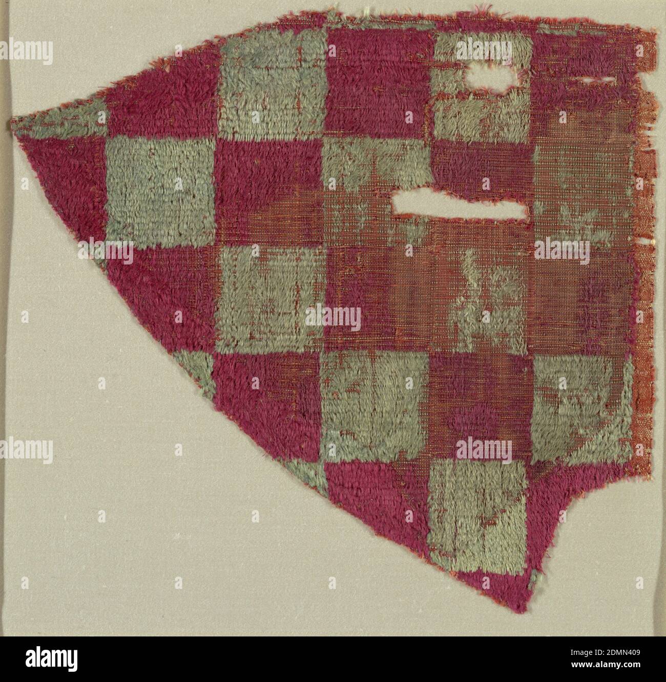 Fragment, Moyen: Soie technique: Coupe supplémentaire de la chaîne pile (velours) dans une fondation à armure toile, fragment dans un motif de damier de carrés rouges et verts décolorés., Espagne, 10ème–11ème siècle, textiles tissés, fragment Banque D'Images