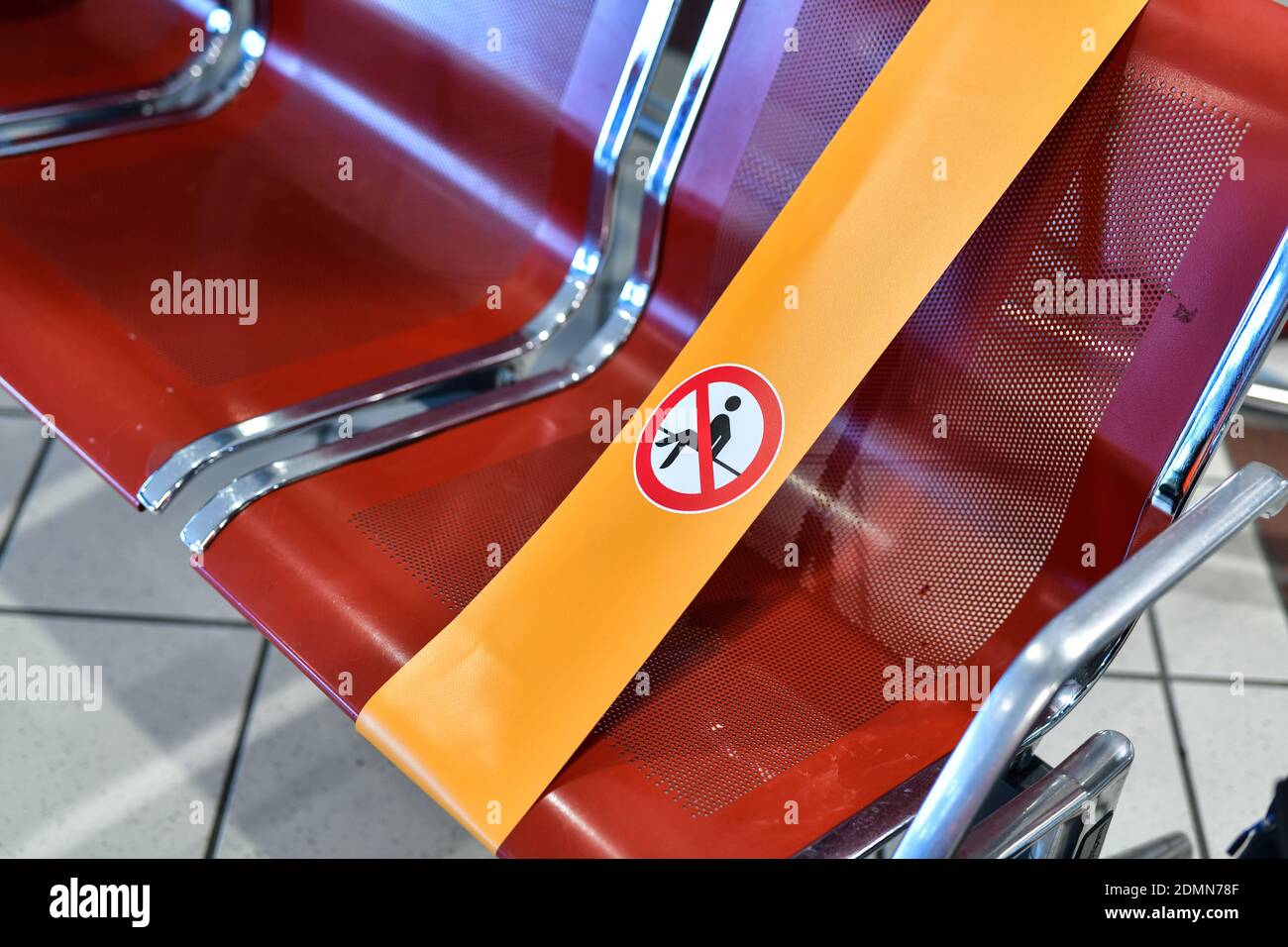 Aéroport de Lyon Saint-Exupéry (centre-est de la France) : reprise après verrouillage des vols commerciaux (2020/06/08). Panneau « hors utilisation » sur un siège » dans le Banque D'Images