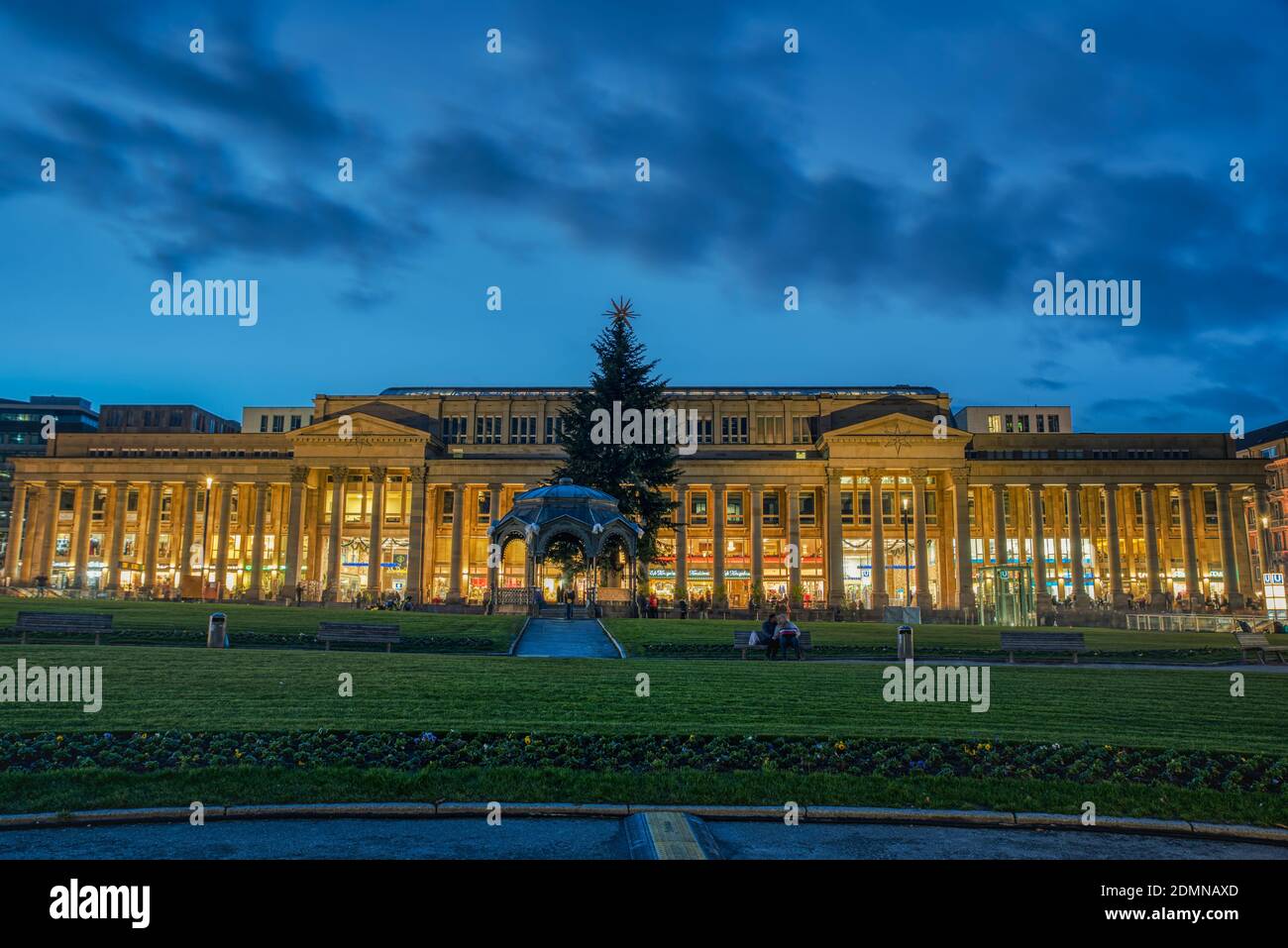 Beaucoup de gens autour de la populaire colonnade ou arcades de Konigsbau lors d'une nuit de Noël. Capture prise depuis la Schlossplatz. Stuttgart, Allemagne Banque D'Images