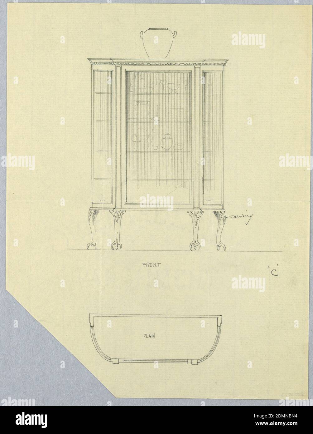 Conception pour armoire « C », plan et élévation, A.N. Davenport Co., Graphite sur papier crème fin, élévation (section centrale et supérieure de la feuille): armoire frontale en verre tripartite avec 4 étagères et frise sculptée; relevée sur 4 pattes de cabriole sculptées se terminant par des pieds à boule et à griffe; vase au-dessus de l'armoire et plusieurs autres récipients sur les étagères à l'intérieur de l'armoire., Plan (section inférieure de la feuille): Silhouette semi-lunaire de l'armoire avec façade centrale aplatie., 1900–05, mobilier, dessin Banque D'Images
