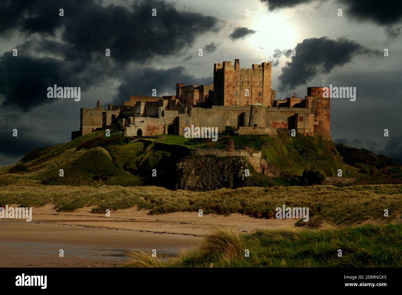 Le château de Bamburgh est un château situé sur la côte nord-est de l'Angleterre, près du village de Bamburgh dans le Northumberland. C'est un bâtiment classé de classe I. Sky cha. Banque D'Images