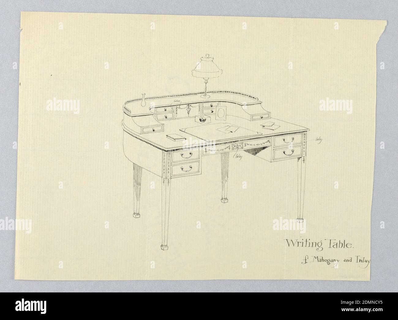 Design pour écriture semi-circulaire Table de l'acajou et de l'Inlay, A.N. Davenport Co., stylo et encre noire sur papier crème fin, plateau de table semi-circulaire avec panneau horizontal central incrusté avec 2 tiroirs courts avec des poignées simples en forme de C; soulevé sur 4 pieds rectilignes, effilées se terminant par des pieds carrés moulés. L'arrière de la partie supérieure comporte une section conforme composée d'un panneau central incrusté flanqué de 4 tiroirs courts et d'un petit tiroir horizontal à chaque extrémité de la section. Garde-corps basse à l'arrière. Vase, lampe et puits d'encre sur le dessus., 1900–05, mobilier, dessin Banque D'Images